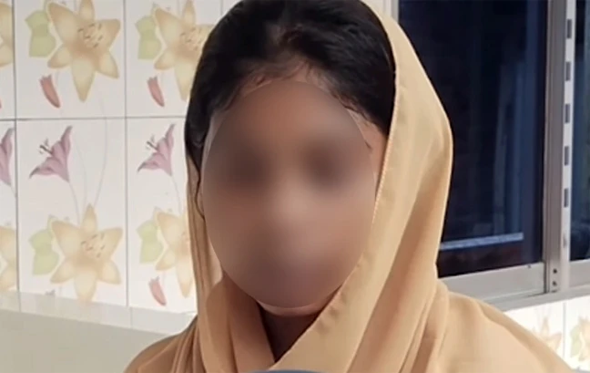 নিষিদ্ধ ছাত্রলীগ নেতাকে বিয়ের দাবিতে বৈষম্যবিরোধী নেত্রীর অনশন